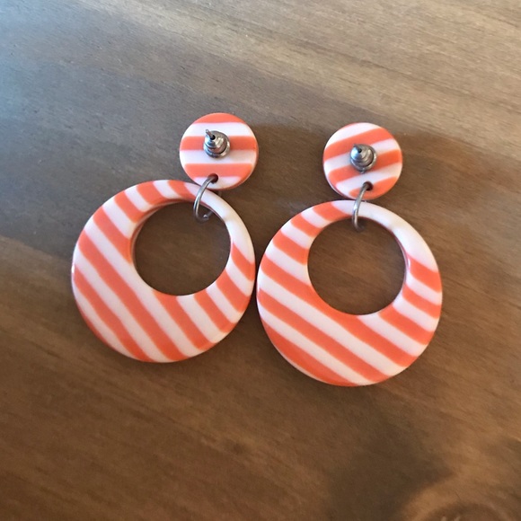 Retro Earrings - Picture 2 of 3